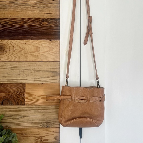 NWT Madewell The Florence Drawstring Crossbody Bag in Leather - Picture 4 of 7
